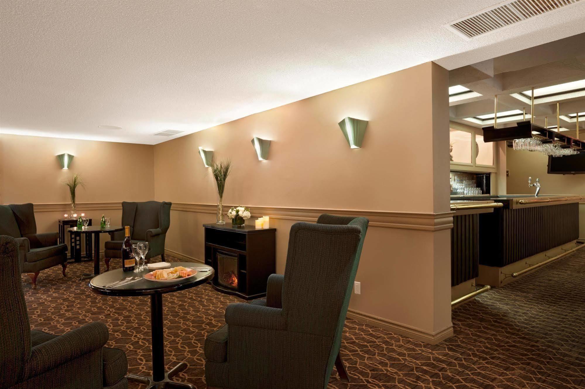 Travelodge By Wyndham Ottawa West Exterior foto